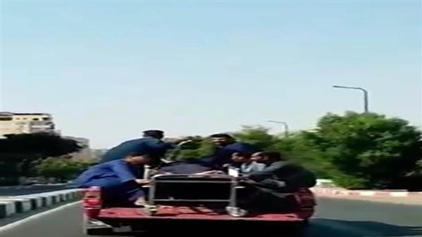 ساعتين بين الحياة والموت.. تفاصيل نقل مصاب بطلق ناري على ترولي بسيارة نقل | فيديو صادم