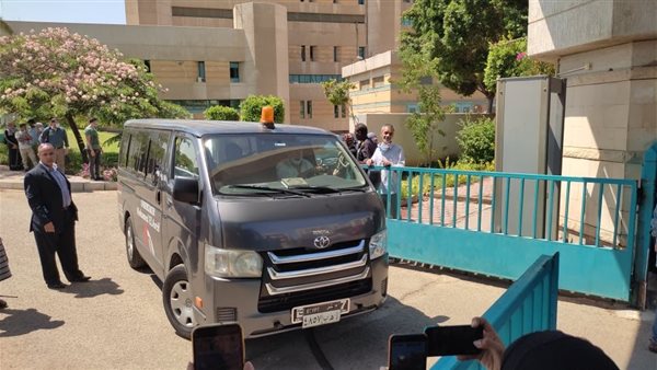 بكاء وانهيار..لحظة خروج جثمان الفنانة دلال عبد العزيز من مستشفى زايد |فيديو