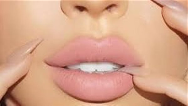 سهل وبسيط وفي البيت.. 16 طريقة طبيعية لتكبير الشفايف