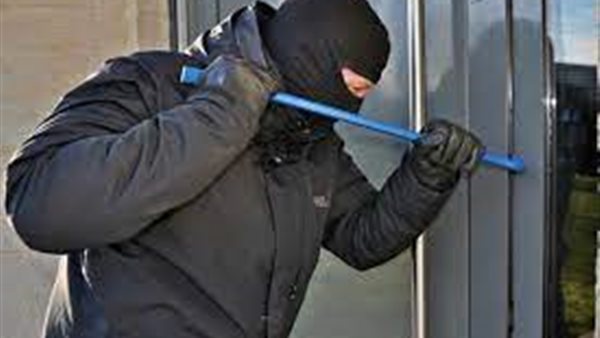 حادث سرقة مروع.. شاب يتلقى 25 طعنة بعد مهاجمة لصوص لمنزله