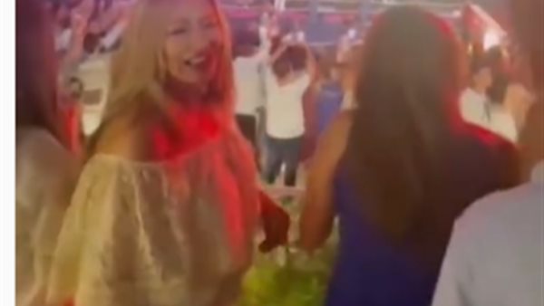 بترقص وتتمايل.. ليلى علوي تحدث ضجة بحفل عمرو دياب في الساحل الشمالي| شاهد 