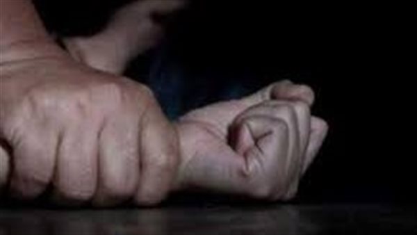 مئات الرجال يعتدون بوحشية على فتاة باكستانية.. ضربوها وجردوها من ملابسها| شاهد