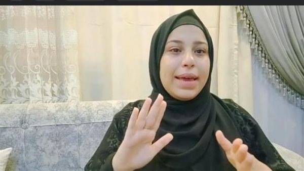 هسيب خطيبي بسببكوا.. بلوجر شهيرة تنهار من البكاء في بث مباشر| شاهد 