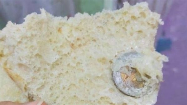 وأنا أقول تقيل ليه.. «أحمد» يعثر على عملة معدنية في رغيف عيش| شاهد 