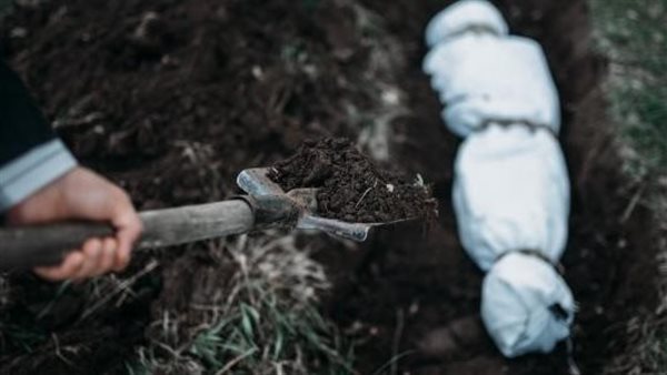 أب يحتجز ابنته طوال سنوات بمكان سرى.. دفن جسدها في الأرض