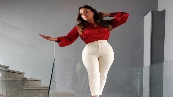 كاش مايوه وطاولة.. ظهور مثير جديد لـ نرمين الفقي | شاهد