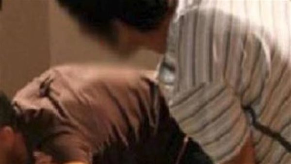 «احتضنها بالقوة».. صاحب معرض سيارات يحاول هتك عرض فتاة 