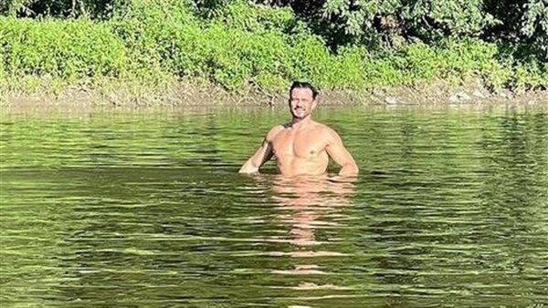 رغبةً في الشعور بالحرية.. نجم شهير يسير عاريًا في الأماكن العامة | فيديو