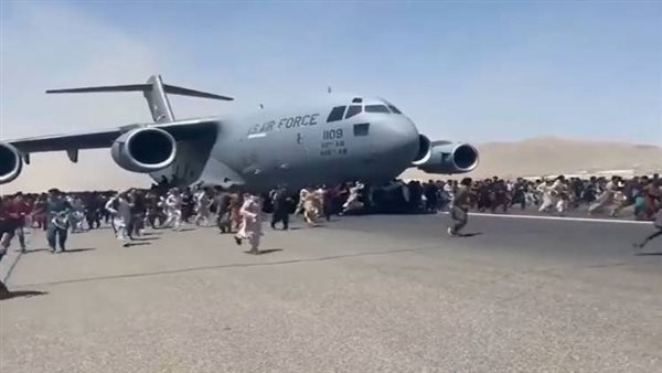  فيديو مرعب..سقوط أفغان من طائرة تمسكوا بها للهروب من مطار كابول | شاهد