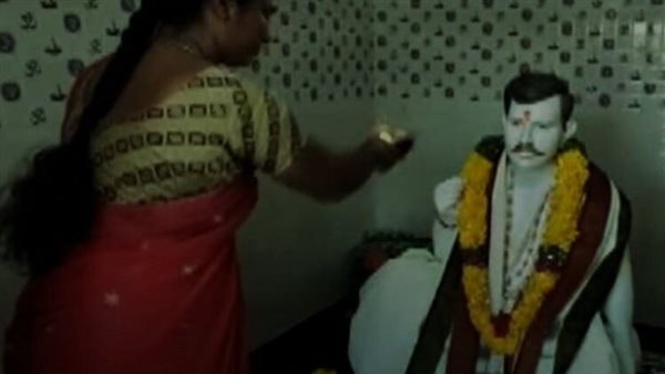 مشاهد لا تصدق..سيدة تعبد تمثالا لزوجها بعد وفاته بسبب حلم | فيديو