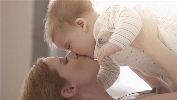 القبلة القاتلة.. أمراض خطيرة قد تنهي حياة طفلك بسبب «بوسة»