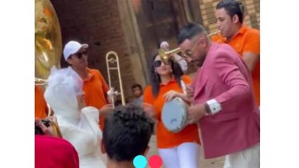 رجل يزف زوجته «الحامل» بفستان الفرح بسبب «تيك توك»: استفدنا إيه من كل ده؟| شاهد 