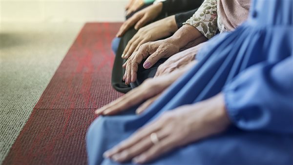 الإفتاء توضح... ما حكم صلاة المرأة بـ«البنطلون الضيق»؟ 