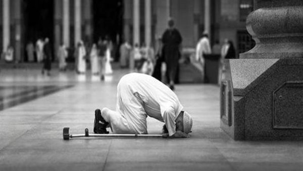 الإفتاء تحسم الجدل.. ما حكم الصلاة بالحذاء؟