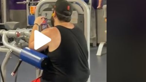 الكاميرا فضحته.. رجل يثير ضجة داخل صالة جيم بسبب تصويره فتاة | شاهد 