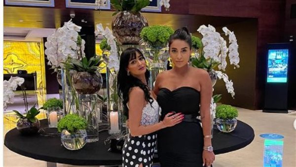 قبلة بالشفايف.. القصة الكاملة لإثارة فنانة مصرية الجدل بسبب قبلة لشقيقتها وردها القوي| شاهد