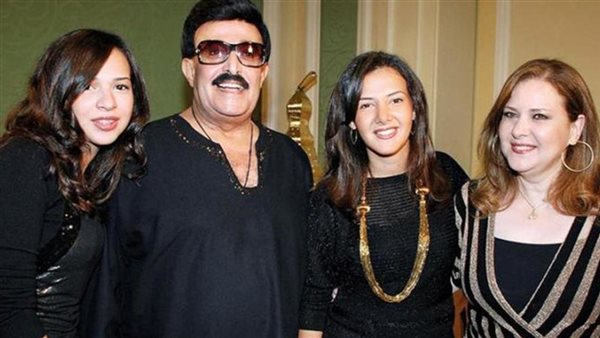 «دموع وفضفضة».. كيف ظهرت إيمي ودنيا سمير غانم بعد وفاة والدتهما؟