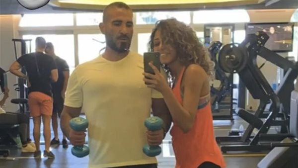 مصممة تتهزأ.. تعليق مثير من زوجة أحمد سعد الجديدة| شاهد 