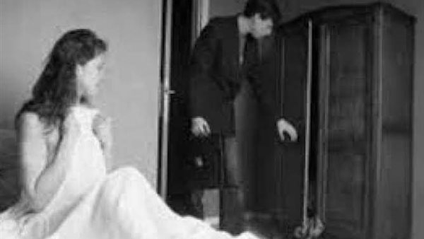 متجوزاه هو كمان.. عامل يضبط عشيق زوجته عاريا داخل الدولاب