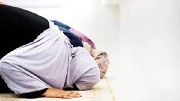 «الإفتاء» توضح.. ما حكم الصلاة بملابس ضيقة؟