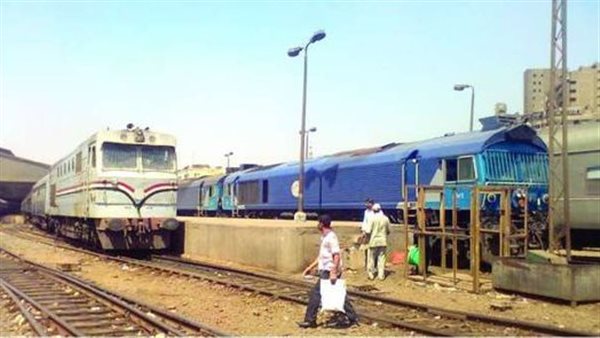 بعد موت زوجته وابنته.. مواطن يحاول الانتحار أسفل قطار وصديقه استغاث بالشرطة لإنقاذه