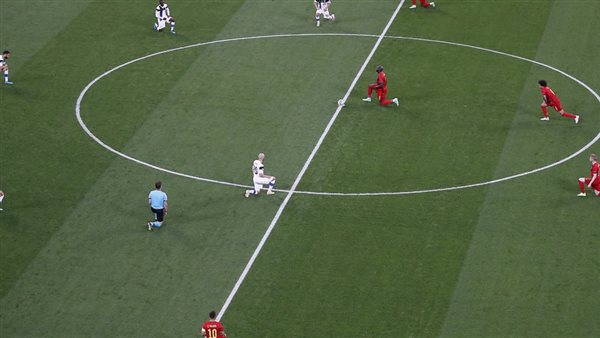 حكم كرة قدم يركع على ركبتيه طالبًا السماح من لاعب.. لماذا؟ | شاهد