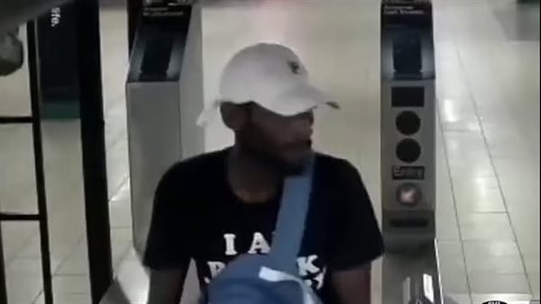 حادث بشع.. شاب يعتدي على سيدة في محطة قطار ويهرب| شاهد