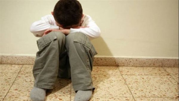 تنكر في زي امرأة.. طفل يستقطب الرجال على «تانجو» 