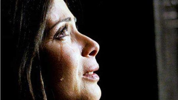 مات بين إيديا..نوبة بكاء من منى زكي بسبب كواليس وفاة والدها | فيديو