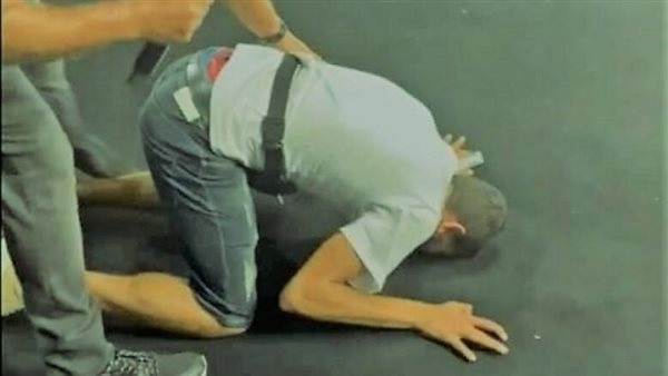 هل أنعم الله عليه؟.. تعليق ناري من أزهري على سجود شاب بعد مصافحته لـ عمرو دياب