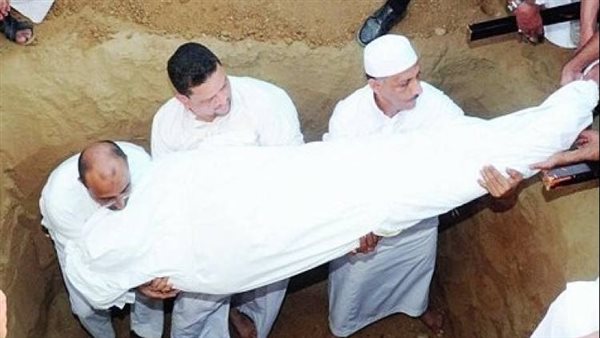 «الإفتاء» توضح.. حكم الشرع في دفن الرجال للمرأة المسلمة؟