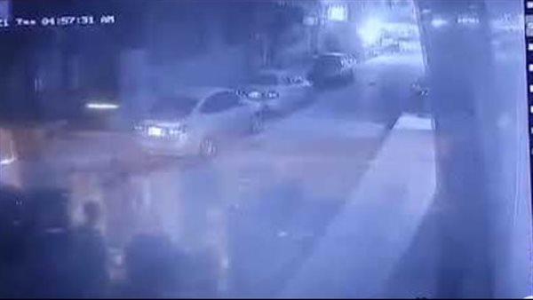 استخدم مادة سريعة الاشتعال..مختل عقليا يشعل النيران في محل ملابس | شاهد