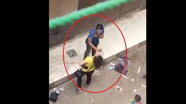بالضرب واللكمات.. شاب يتحرش بفتاة في الشارع أمام المارة والفتاة تلقنه درسا| شاهد 
