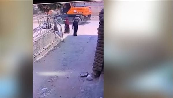 مشهد صعب.. لحظة دهس ربة منزل وابنتها أسفل عجلات حفار| شاهد 