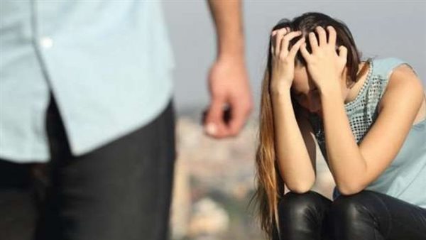 أخد مني قرض بضمان راتبي واتجوز بيه.. سيدة تنهار أمام محكمة الأسرة وتطلب الطلاق