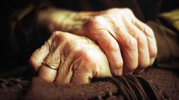 منتهى الوفاء..مسن أوسيم ظل يقدم الطعام لزوجته المتوفاة ليومين