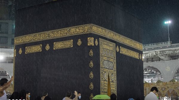 مشهد يخطف القلوب.. برق ورعد وأمطار غزيرة بالمسجد الحرام فى مكة المكرمة| شاهد
