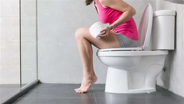 قد تؤدي إلى حدوث نزيف.. «التبول بشكل خاطئ» يعرضك لمشكلات صحية| شاهد 