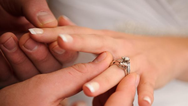 الإفتاء توضح.. هل الشبكة من حق الخاطب حتى لو هو اللي فسخ الخطوبة ؟