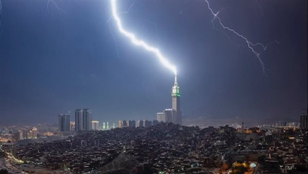 مشهد يحبس الأنفاس.. ظهور صاعقة تضرب برج الساعة بمكة| شاهد 