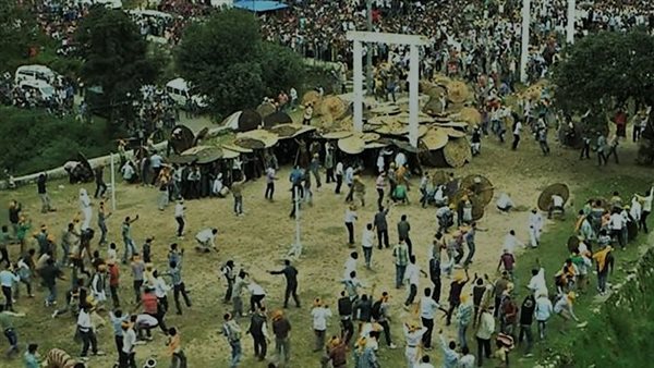 77 إصابة في 7 دقائق.. حكاية أسطورة غريبة تدفع سكان مدينة للقتال بالحجارة كل عام | فيديو