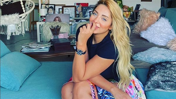 ماسكة عليهم ذلة.. عمرو محمود ياسين يفتح النار على مى حلمى: بتجيب الضيوف تربيهم