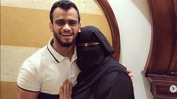 تصل إلى مليون جنيه.. هل ترث والدة مصطفى حفناوي أرباحه من «انستجرام» بعد وفاته؟