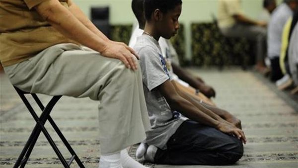 الإفتاء تحسم الجدل..ما حكم أداء صلاة الفريضة على كرسي؟