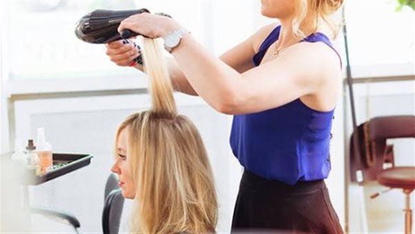 لو كاوية في الكوافير.. حكم ترك المرأة شعرها دون غسل بعد الجنابة