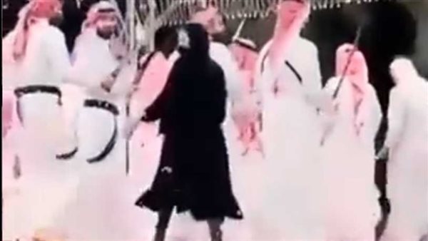 رقصت وسط الرجال.. فيديو فتاة العرضة يثير الجدل في السعودية | شاهد