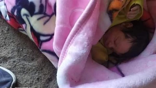 لسه بدم الولادة.. مفاجأة صادمة سيدة تعثر على رضيع أمام منزلها