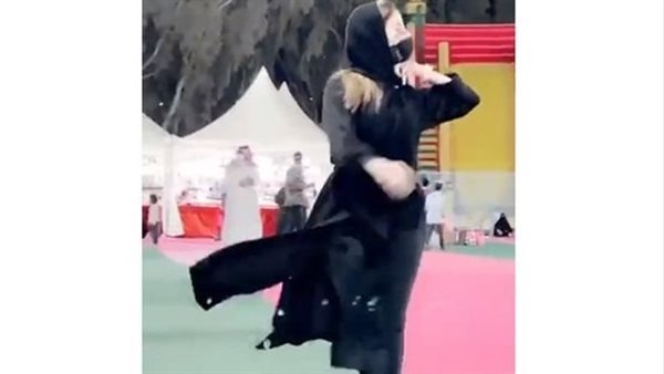 العباية انفتحت.. أول تعليق لفتاة الرقص وسط الرجال بالسعودية | فيديو 