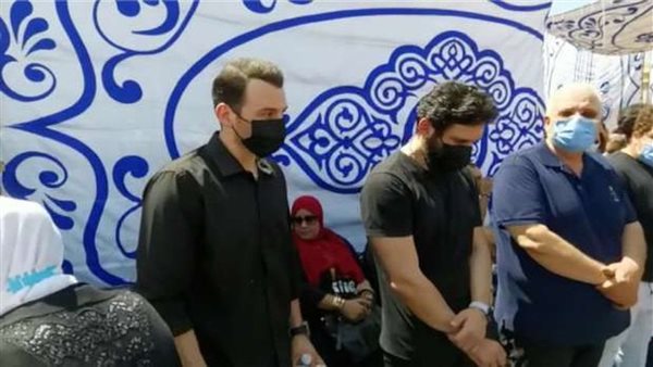واحد مسك شومة.. رامي رضوان يروي تفاصيل مشاجرات بجنازة دلال عبد العزيز
