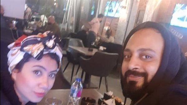 «إسلام» يفاجئ حبيبته بوضع «خاتم» في الجاتوه.. أكلته وافتكرته إزاز| شاهد